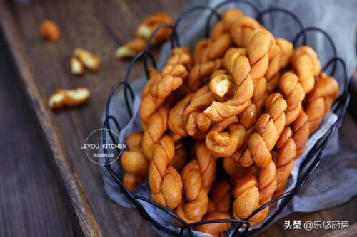 炸麻花酥脆的做法视频(炸麻花又酥又脆配方)插图1