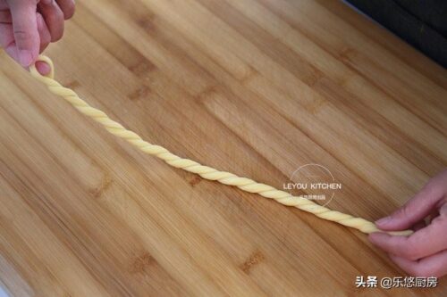 炸麻花酥脆的做法视频(炸麻花又酥又脆配方)插图8