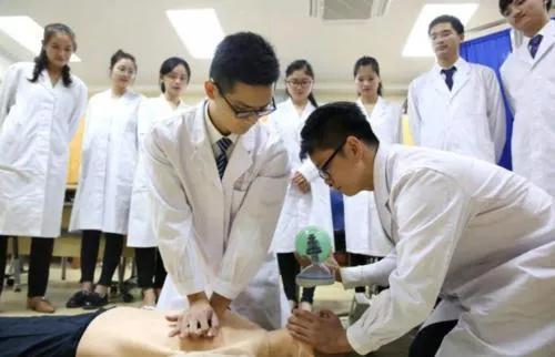 学医需要几年才能毕业呢(普通人怎么学医当医生)插图