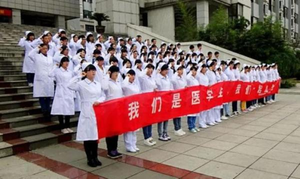 女生学什么专业挣钱多又轻松(女生学什么专业最有前途)插图2