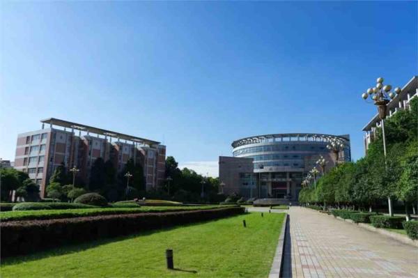 成都大学信息科学与技术学院(成都大学好还是成都信息工程大学好)